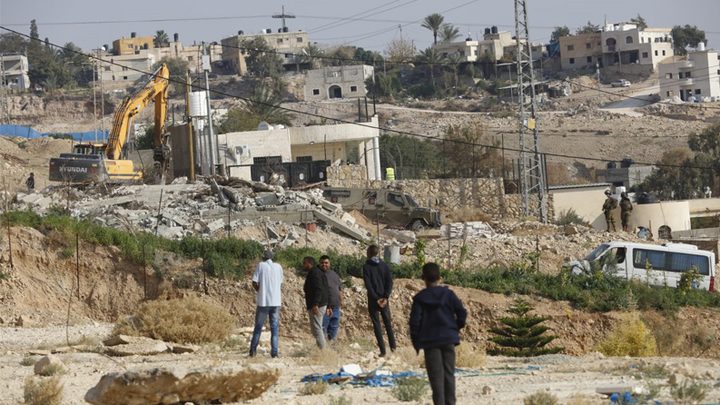 الاحتلال يهدم 4 منازل وأخطرت بهدم أربعة أخرى في قرية الديوك التحتا