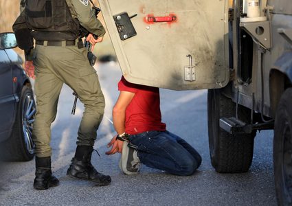 الاحتلال يعتقل شابا من مخيم جنين على حاجز عسكري شمال أريحا