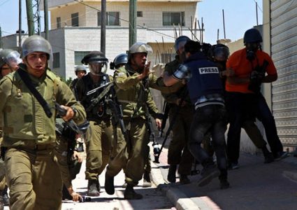 قوات الاحتلال تعتدي على الصحفيين وتحتجز مصورا في الخليل