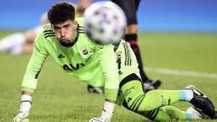 مانشستر يونايتد الإنجليزي يطارد ألتاي بايندير حارس مرمى فنربخشه لضمه