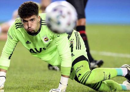 مانشستر يونايتد الإنجليزي يطارد ألتاي بايندير حارس مرمى فنربخشه لضمه