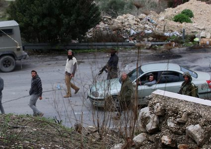 مستوطنون يهاجمون مركبات المواطنين في عدة مناطق بالخليل