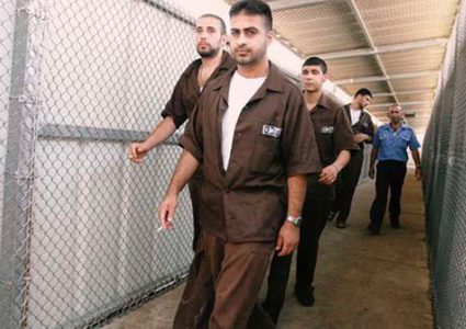 ارتفاع عدد الأسرى الإداريين المضربين عن الطعام إلى ثمانية