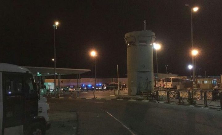 قوات الاحتلال تغلق حاجز قلنديا وتحتجز شابين