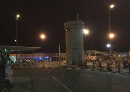 قوات الاحتلال تغلق حاجز قلنديا وتحتجز شابين