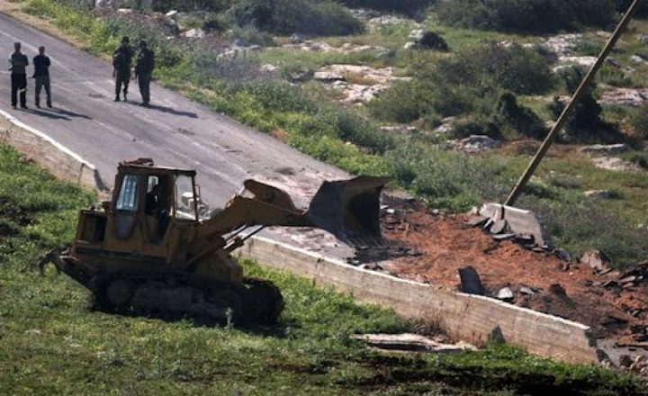 الخليل: قوات الاحتلال تزيل دواري "قلقس" و"الفحص"