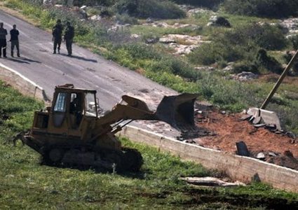 الخليل: قوات الاحتلال تزيل دواري "قلقس" و"الفحص"