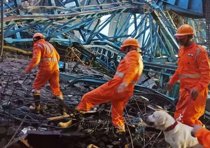 مقتل 15 عاملا على الأقل بانهيار جسر للسكك الحديدية في الهند