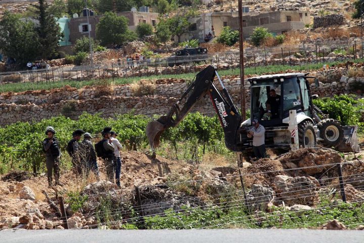 الاحتلال يجرف طريقا زراعية ويغلقها بالسواتر في يعبد جنوب جنين