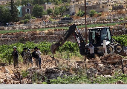 الاحتلال يجرف طريقا زراعية ويغلقها بالسواتر في يعبد جنوب جنين