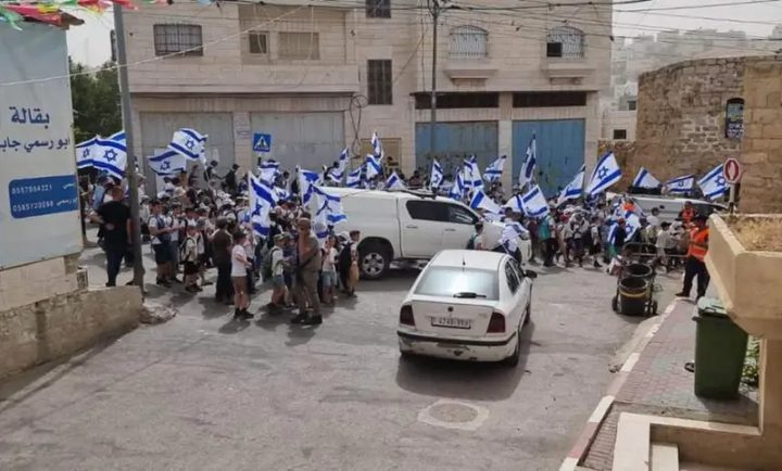مستوطنون ينظمون مسيرات استفزازية في عدة مناطق من الخليل