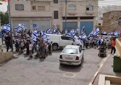 مستوطنون ينظمون مسيرات استفزازية في عدة مناطق من الخليل