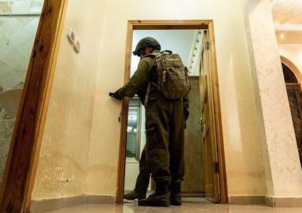 قوات الاحتلال تأخذ قياسات منزلي منفذي عملية الخليل تمهيدا لهدمهما