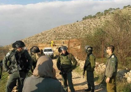 الاحتلال يحتجز عائلة فلسطينية وجرارا زراعيا جنوب الخليل
