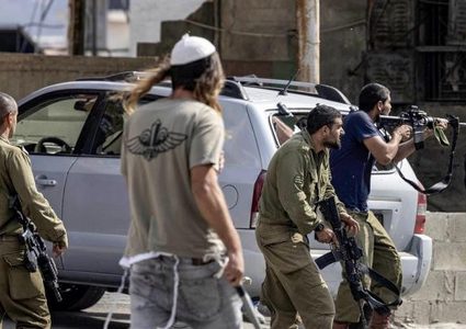 مستوطنون يغلقون مداخل عدد من القرى والبلدات في الخليل