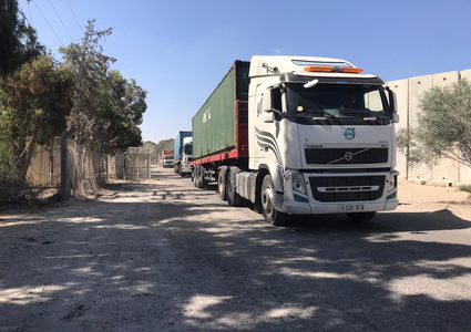 قلقيلية: منع دخول حافلة إسرائيلية محملة بنفايات إطارات سيارات تالفة