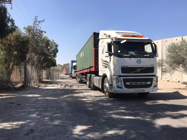 قلقيلية: منع دخول حافلة إسرائيلية محملة بنفايات إطارات سيارات تالفة