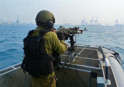 زوارق بحرية الاحتلال تستهدف مراكب الصيادين في بحر غزة