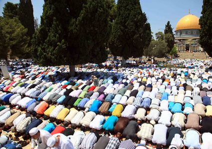 50 ألفا يؤدون صلاة الجمعة في المسجد الأقصى