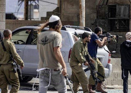 الخليل : مستوطنون يعتدون على المواطنين في منطقة قلقس