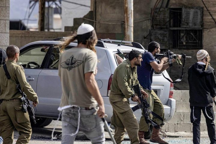 الخليل : مستوطنون يعتدون على المواطنين في منطقة قلقس