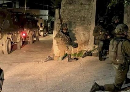 قوات الاحتلال تقتحم مناطق بالخليل وسط اندلاع مواجهات