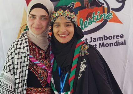 الطالبة وسن السيد قائدة مرشدات فلسطين في المخيم الكشفي العالمي (Jamboree)