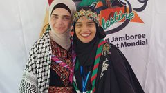 الطالبة وسن السيد قائدة مرشدات فلسطين في المخيم الكشفي العالمي (Jamboree)