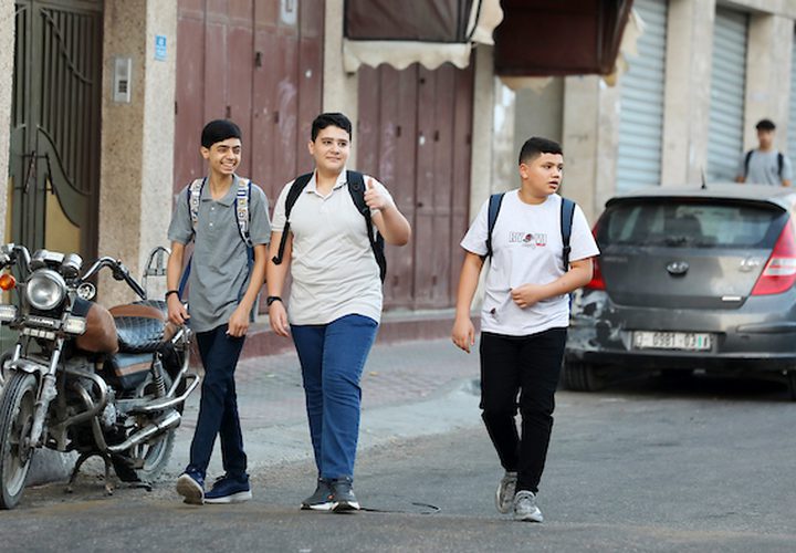 عودة الطلاب إلى مدارسهم صباح اليوم الأول من العام الدراسي الجديد في مدينة غزة