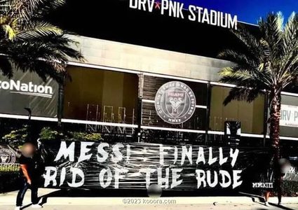 "ألتراس" باريس سان جرمان يضعون لافته "مهينة" لميسي في ميامي