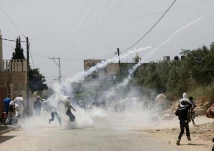 إصابات بالاختناق في هجوم للمستوطنين والاحتلال على مادما