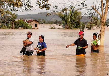 فيضانات في الفلبين تدفع المئات إلى ترك منازلهم