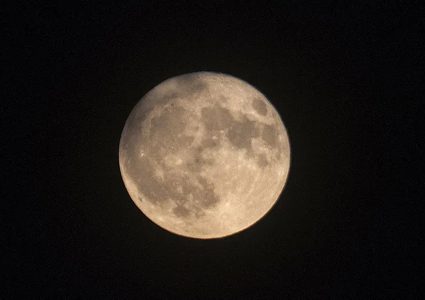 "القمر الأزرق".. العالم يترقب مشهدا نادرا في هذا التاريخ