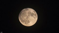 "القمر الأزرق".. العالم يترقب مشهدا نادرا في هذا التاريخ