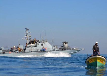 زوارق الاحتلال الاسرائيلي تستهدف مراكب للصيادين