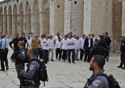 عشرات المستوطنين يقتحمون المسجد الاقصى