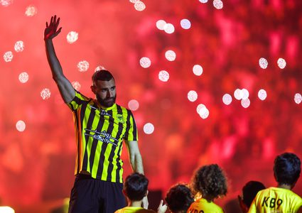 إصابة بنزيمة تؤرق بال الاتحاد قبل كلاسيكو الهلال