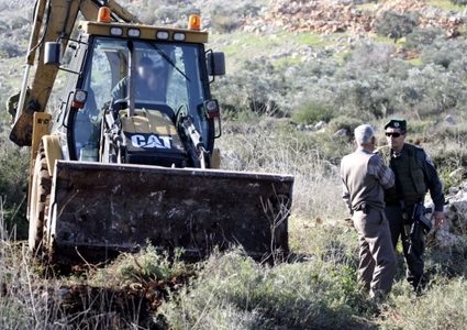 الاحتلال يجرف أراضي زراعية ويهدم سلاسل حجرية غرب الخليل