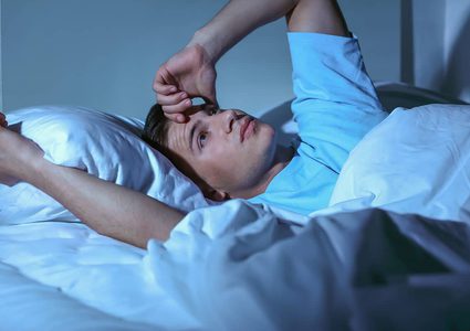 مخاطر قلة النوم بعد سن الأربعين