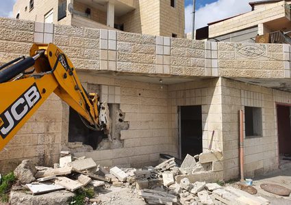 قوات الاحتلال تجبر مقدسيا على هدم منزله قرب المسجد الأقصى