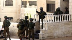 جنين: الاحتلال يداهم منازل أسرى محررين في يعبد