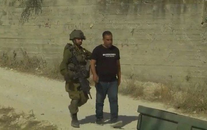 الاحتلال يعتقل والد الجريح أبو شيخة عقب مداهمة منزله جنوب الخليل