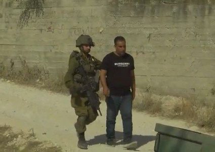 الاحتلال يعتقل والد الجريح أبو شيخة عقب مداهمة منزله جنوب الخليل