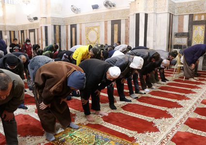 الحرم الإبراهيمي يكتسي بحلة من السجاد الجديد