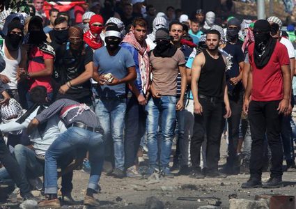 إصابة مواطنين بالرصاص والعشرات بالاختناق خلال مواجهات غرب رام الله