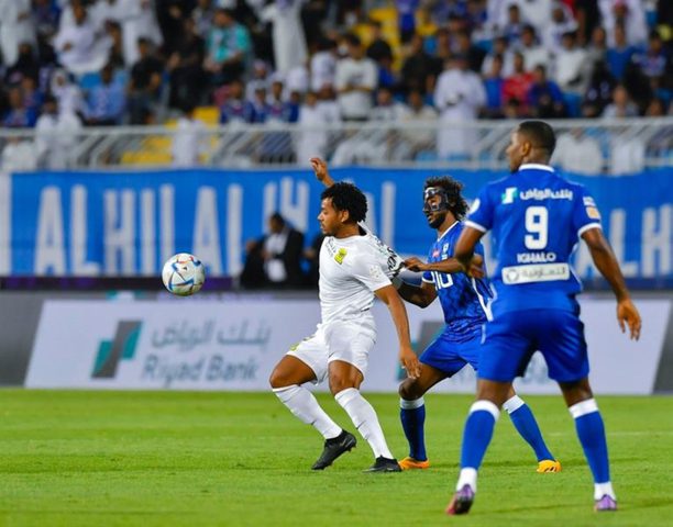 كلاسيكو مثير بين الهلال والاتحاد في قمة الدوري السعودي