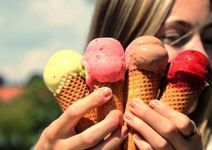 تناول المثلجات والعصائر الباردة صيفا.. نصائح وتحذيرات