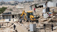 السلطات الإسرائيلية تهدم منازل لعائلتي الغنّامي وأبو هليّل في النقب