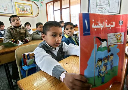 التربية تستنكر استيلاء الاحتلال على كتب مدرسية فلسطينية في القدس