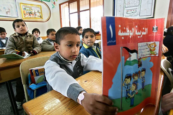 التربية تستنكر استيلاء الاحتلال على كتب مدرسية فلسطينية في القدس